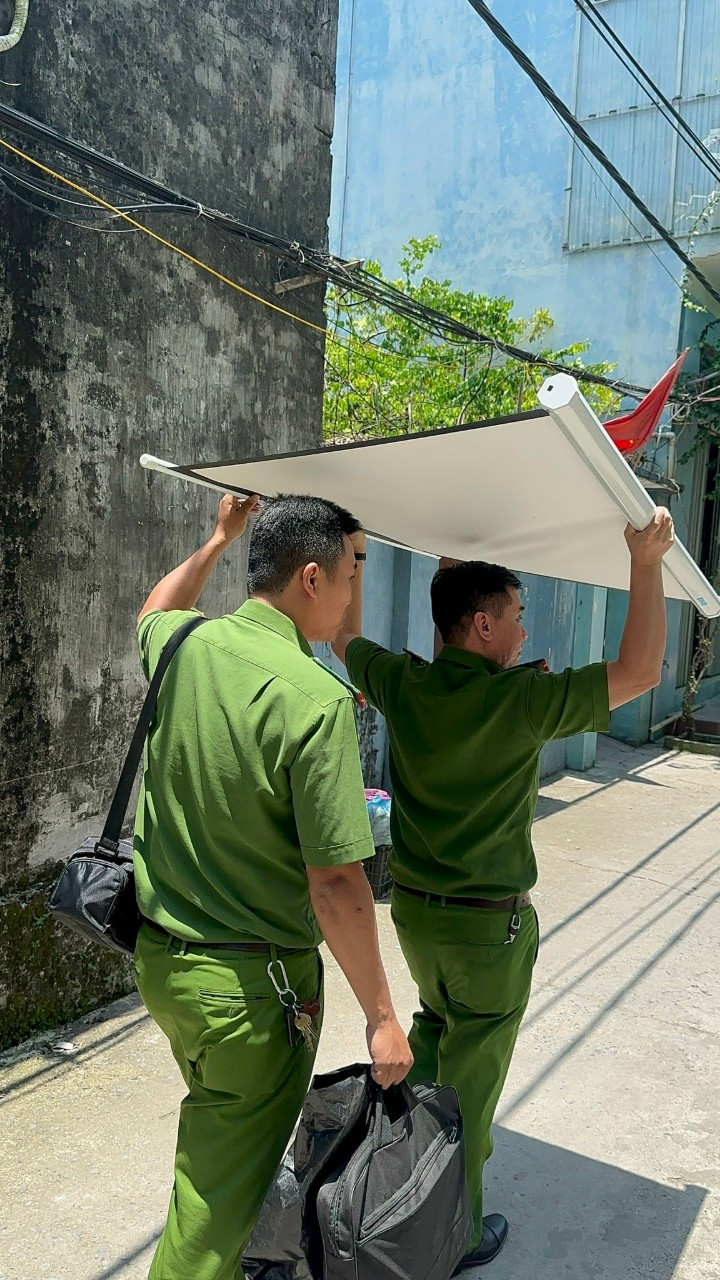 Cán bộ chiến sĩ Công an phường Giảng Võ vui vẻ dù thời tiết khắc nghiệt, khi nhận được sự hỗ trợ của Công an tỉnh bạn đưa máy đi cấp CCCD gắn chíp lưu động cho công dân Cán bộ chiến sĩ Công an phường Giảng Võ vui vẻ dù thời tiết khắc nghiệt, khi nhận được sự hỗ trợ của Công an tỉnh bạn đưa máy đi cấp CCCD gắn chíp lưu động cho công dân