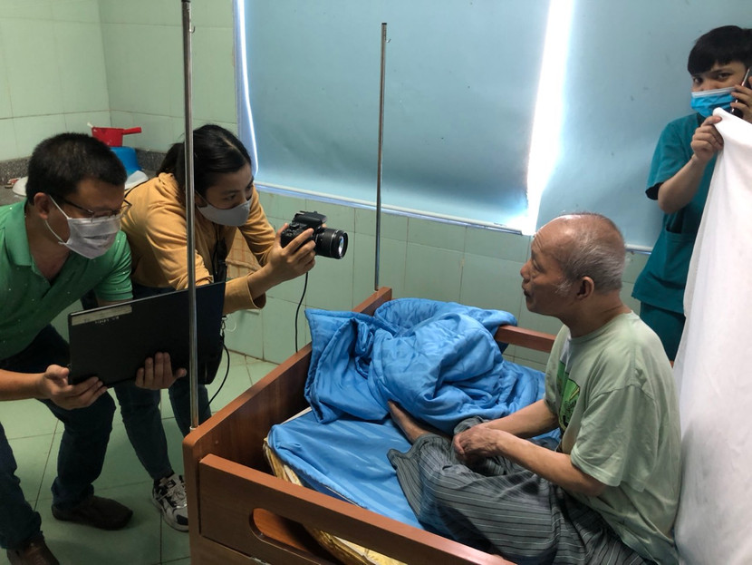 Cán bộ chiến sĩ vào tận viện dưỡng lão để cấp lưu động Cán bộ chiến sĩ vào tận viện dưỡng lão để cấp lưu động