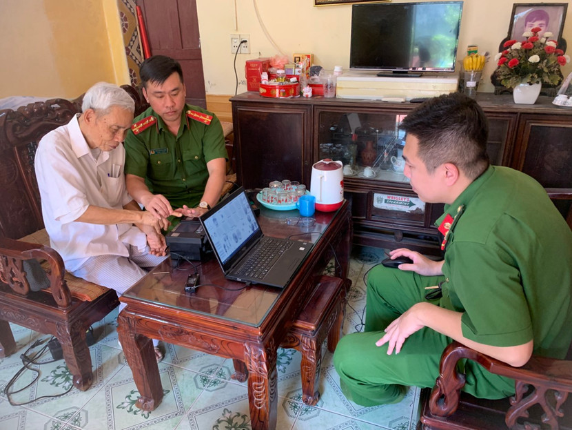 Công dân cao tuổi, khó khăn đi lại đều được cán bộ chiến sĩ đến tận nhà cấp lưu động Công dân cao tuổi, khó khăn đi lại đều được cán bộ chiến sĩ đến tận nhà cấp lưu động