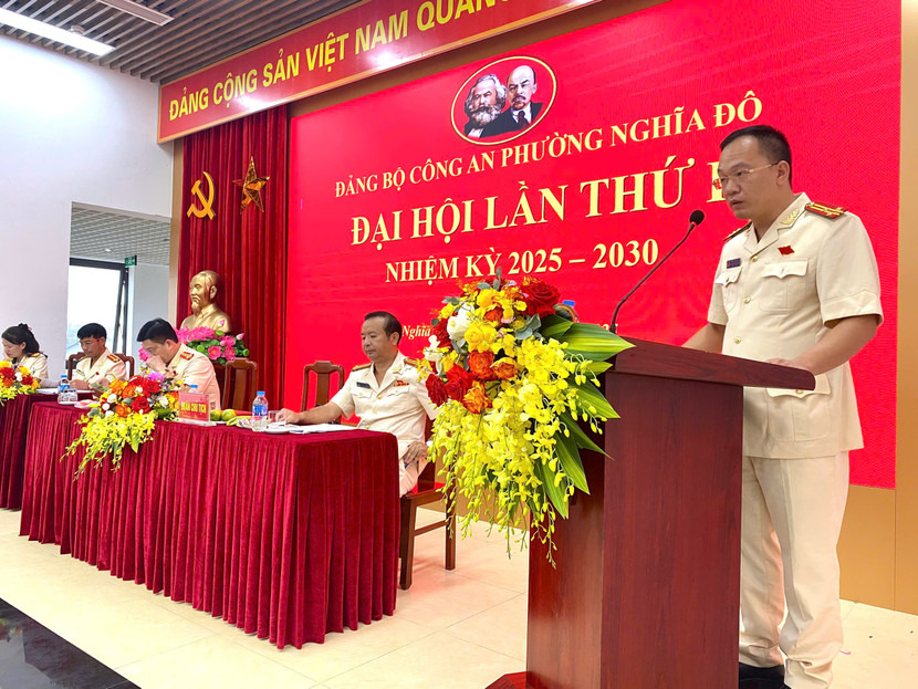 Thượng tá Vũ Tuấn Anh - Trưởng Công an phường Nghĩa Đô phát biểu khai mạc đại hội