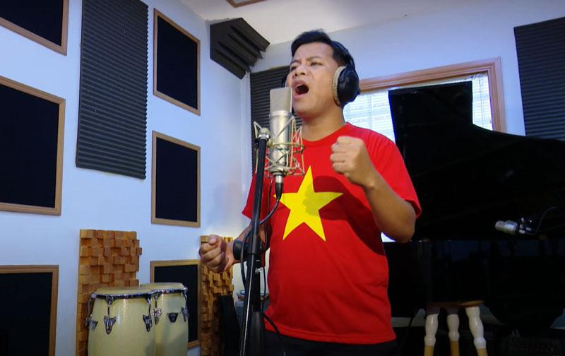 NSƯT Ploong Thiết trình bày ca khúc "Trái bóng cuộc đời" NSƯT Ploong Thiết trình bày ca khúc "Trái bóng cuộc đời"