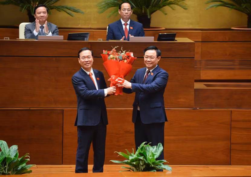 Chủ tịch Quốc hội Vương Đình Huệ tặng hoa chúc mừng Chủ tịch nước Võ Văn Thưởng