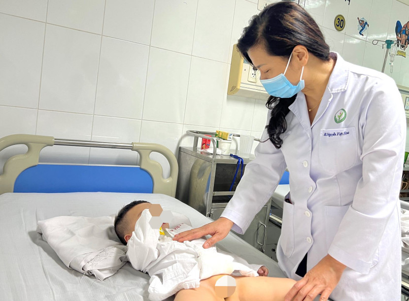 PGS.TS Nguyễn Việt Hoa thăm khám cho bệnh nhi phẫu thuật dị tật bộ phận sinh dục