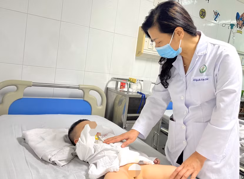 PGS.TS Nguyễn Việt Hoa thăm khám cho bệnh nhi phẫu thuật dị tật bộ phận sinh dục