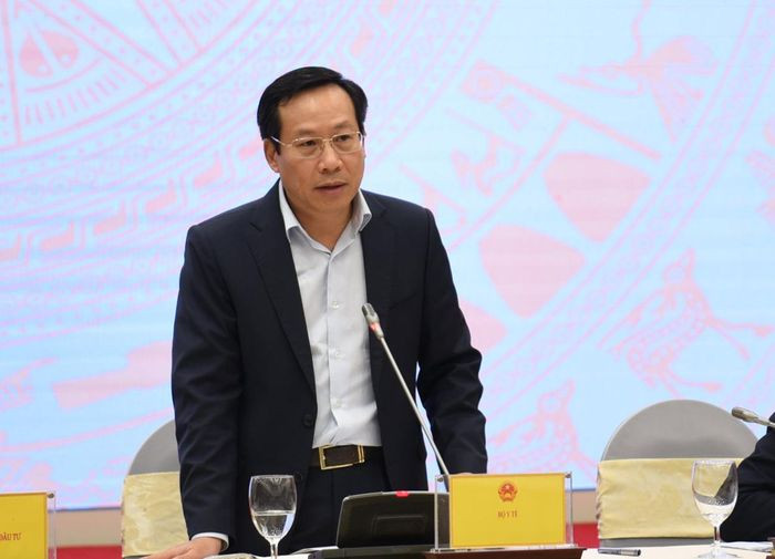 Thứ trưởng Bộ Y tế Lê Đức Luận thông tin tại buổi họp báo