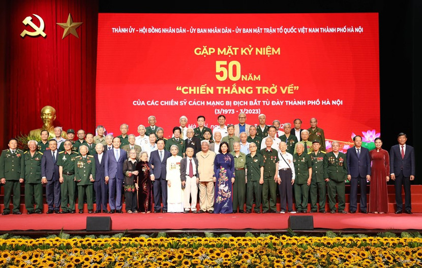 Các đồng chí lãnh đạo, nguyên lãnh đạo Trung ương và thành phố Hà Nội với các đại biểu dự buổi gặp mặt Các đồng chí lãnh đạo, nguyên lãnh đạo Trung ương và thành phố Hà Nội với các đại biểu dự buổi gặp mặt