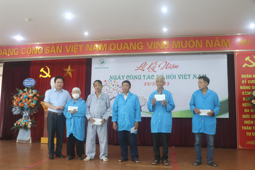 Giám đốc BV Đức Giang trao quà cho 5 bệnh nhân có hoàn cảnh khó khăn đang điều trị tại viện Giám đốc BV Đức Giang trao quà cho 5 bệnh nhân có hoàn cảnh khó khăn đang điều trị tại viện