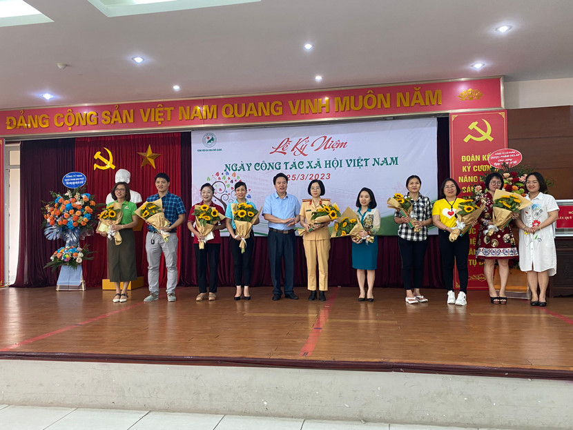 Giám đốc BV Đức Giang cảm ơn các nhà tài trợ, nhà hảo tâm đồng hành cùng bệnh viện trong công tác thiện nguyện Giám đốc BV Đức Giang cảm ơn các nhà tài trợ, nhà hảo tâm đồng hành cùng bệnh viện trong công tác thiện nguyện