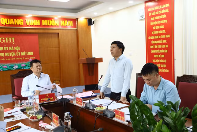 Bí thư Huyện ủy Mê Linh Nguyễn Thanh Liêm báo cáo tại buổi làm việc