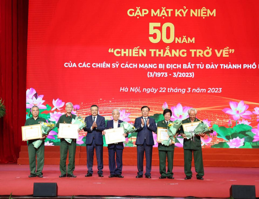 Bí thư Thành ủy Đinh Tiến Dũng và Chủ tịch UBND TP Trần Sỹ Thanh trao Bằng khen tặng các tập thể có thành tích xuất sắc Bí thư Thành ủy Đinh Tiến Dũng và Chủ tịch UBND TP Trần Sỹ Thanh trao Bằng khen tặng các tập thể có thành tích xuất sắc