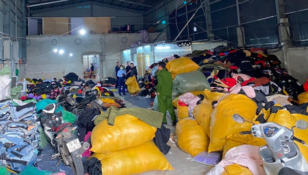 Kho hàng áo khoác đã qua sử dụng bị phát hiện có vi phạm Kho hàng áo khoác đã qua sử dụng bị phát hiện có vi phạm