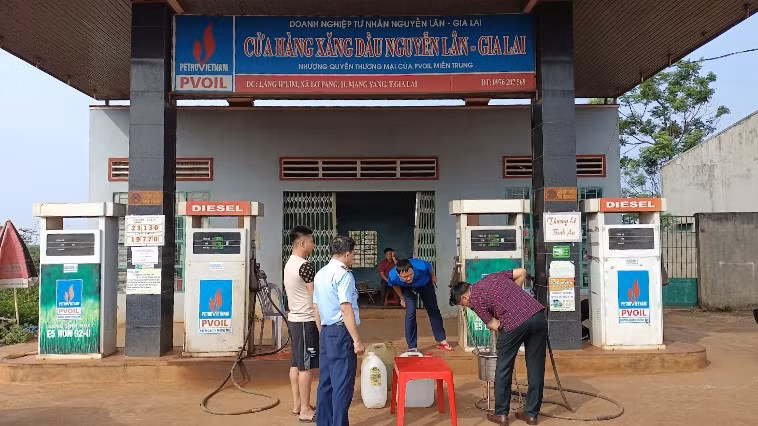 Lực lượng chức năng kiểm tra 1 cửa hàng kinh doanh xăng dầu