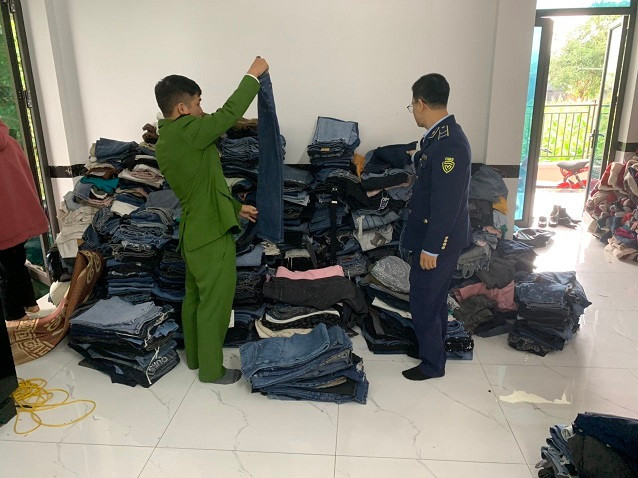 Lô váy bò đã qua sử dụng bị tạm giữ Lô váy bò đã qua sử dụng bị tạm giữ