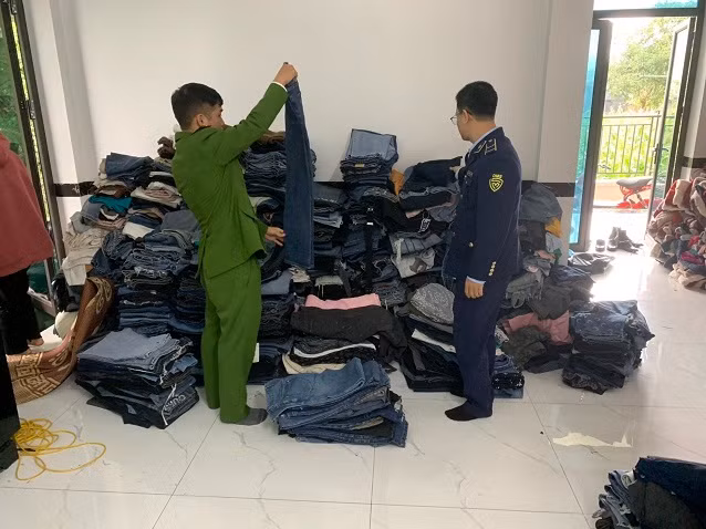 Lô váy bò đã qua sử dụng bị tạm giữ