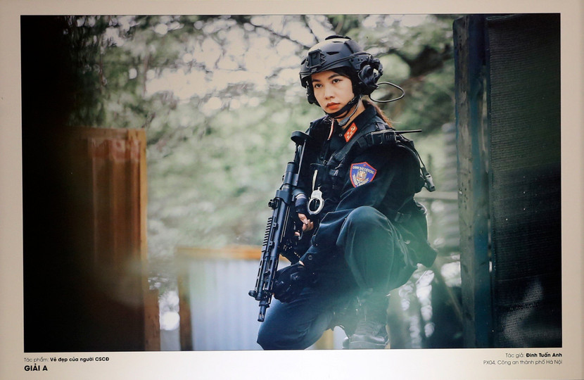 Bức ảnh "Vẻ đẹp của người cảnh sát cơ động"- tác giả Đinh Tuấn Anh đoạt giải A thể loại ảnh đơn.