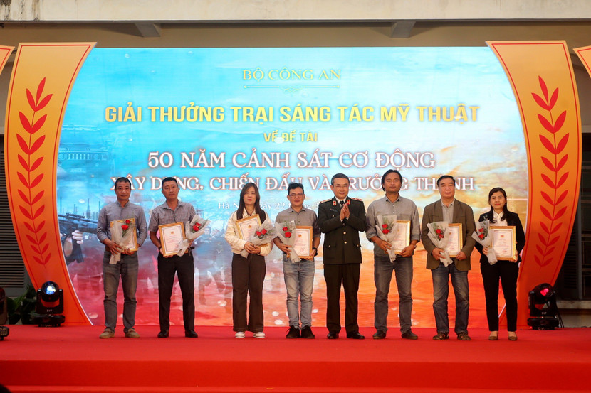 BTC trao giải A và giải B cho các tác giả đoạt giải trại sáng tác mỹ thuật.