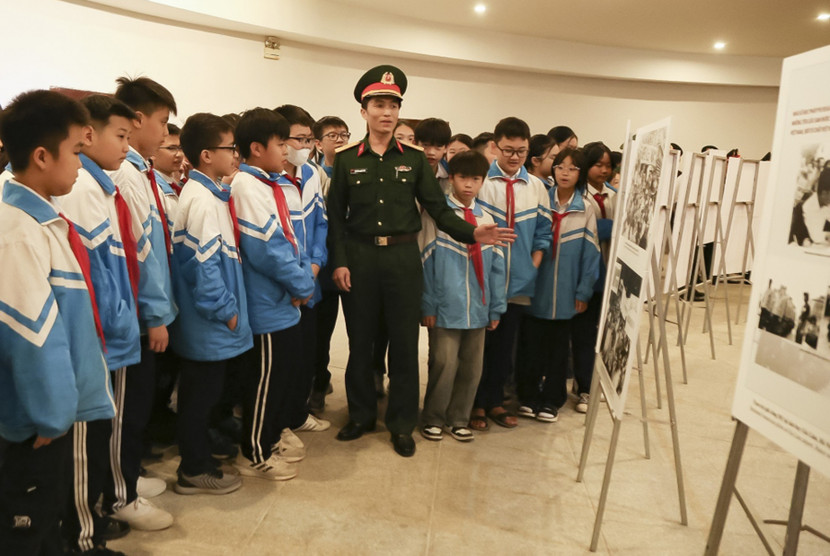 Hướng dẫn viên thuyết minh tại triển lãm.