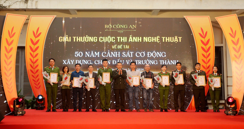 Tác giả Đinh Tuấn Anh (An ninh Thủ đô) đoạt giải A thể loại ảnh đơn tại cuộc thi ảnh nghệ thuật “Cảnh sát cơ động - 50 năm xây dựng, chiến đấu và trưởng thành".