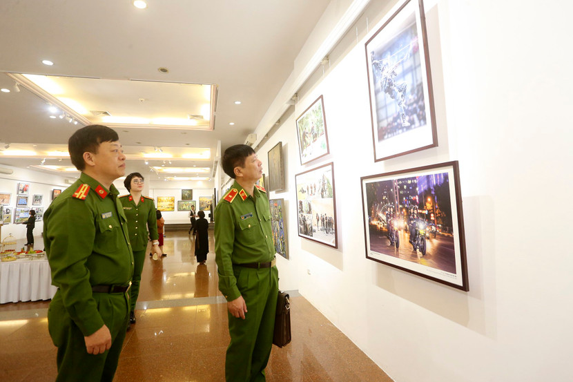 Các đại biểu tham quan triển lãm