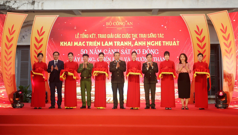 Các đại biểu cắt băng khai mạc triển lãm tranh, ảnh nghệ thuật.