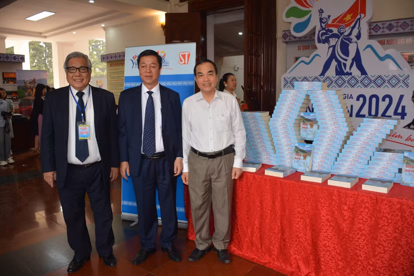 PGS.TS. Vũ Trọng Lâm, Giám đốc - Tổng Biên tập Nhà xuất bản Chính trị quốc gia Sự thật chụp ảnh tại không gian trưng bày sách của đơn vị tại hội thảo.