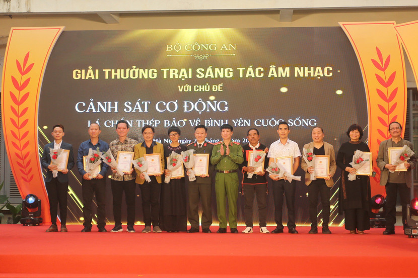 BTC trao giải cho các tác giả đoạt giải tại trại sáng tác âm nhạc.