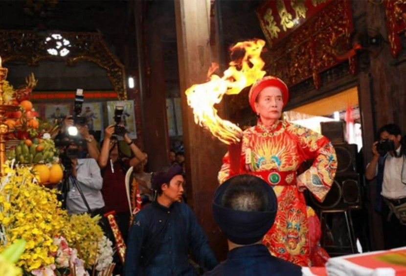 Bà là người dành cả cuộc đời thực hành, truyền dạy tín ngưỡng thờ Mẫu Bà là người dành cả cuộc đời thực hành, truyền dạy tín ngưỡng thờ Mẫu