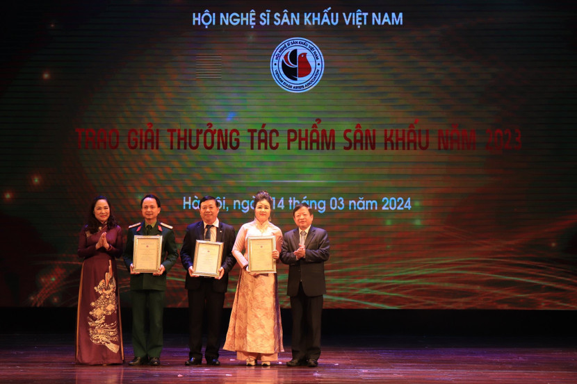 Trao giải B giải vở diễn sân khấu năm 2023.