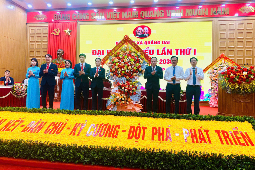 Trung tướng Nguyễn Thanh Tùng tặng hoa chúc mừng Ban chấp hành Đảng bộ xã Quảng Oai nhiệm kỳ 2025 - 2030