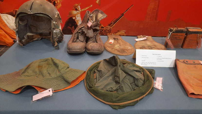 Đồ dùng do phi công Mỹ