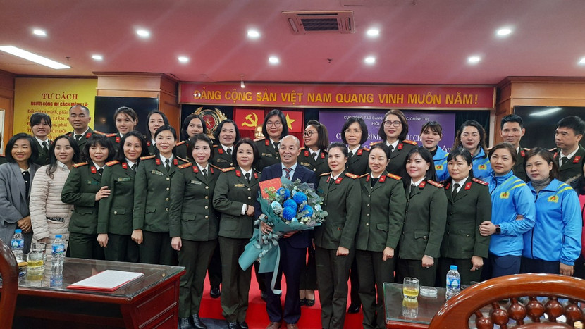 Hội viên Hội Phụ nữ Cục Công tác Đảng và công tác chính trị chụp ảnh cùng bác sĩ Nguyễn Duy Cương Hội viên Hội Phụ nữ Cục Công tác Đảng và công tác chính trị chụp ảnh cùng bác sĩ Nguyễn Duy Cương