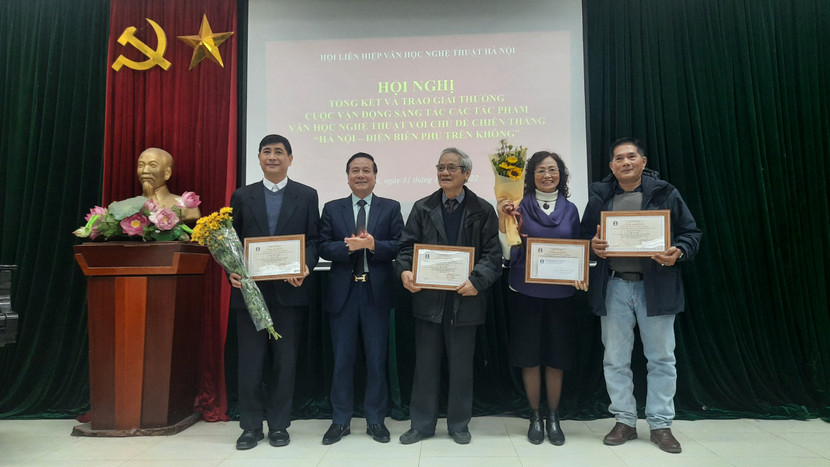 NSND Trần Quốc Chiêm, Chủ tịch Hội Liên hiệp VHNT Hà Nội trao giải Đặc biệt cho nhóm tác giả phim tài liệu "Sinh năm 1972" NSND Trần Quốc Chiêm, Chủ tịch Hội Liên hiệp VHNT Hà Nội trao giải Đặc biệt cho nhóm tác giả phim tài liệu "Sinh năm 1972"