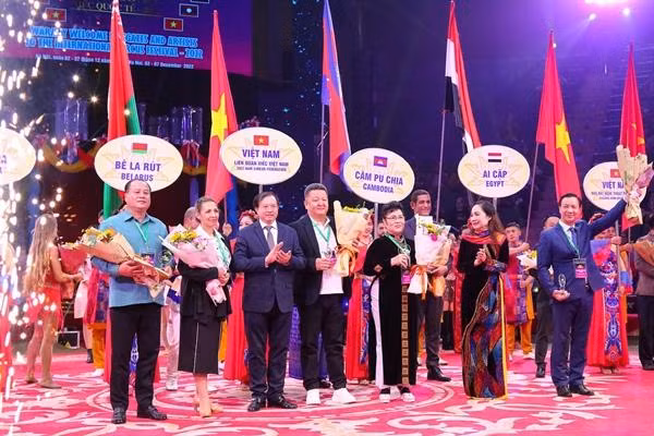 Thứ trưởng Bộ VHTTDL Tạ Quang Đông, Chủ tịch Hội Nghệ sĩ Sân khấu VN, NSND Trịnh Thuý Mùi tặng hoa các thành viên của Hội đồng nghệ thuật Liên hoan