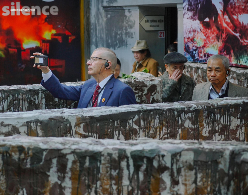 Các cựu chiến binh tham quan trưng bày