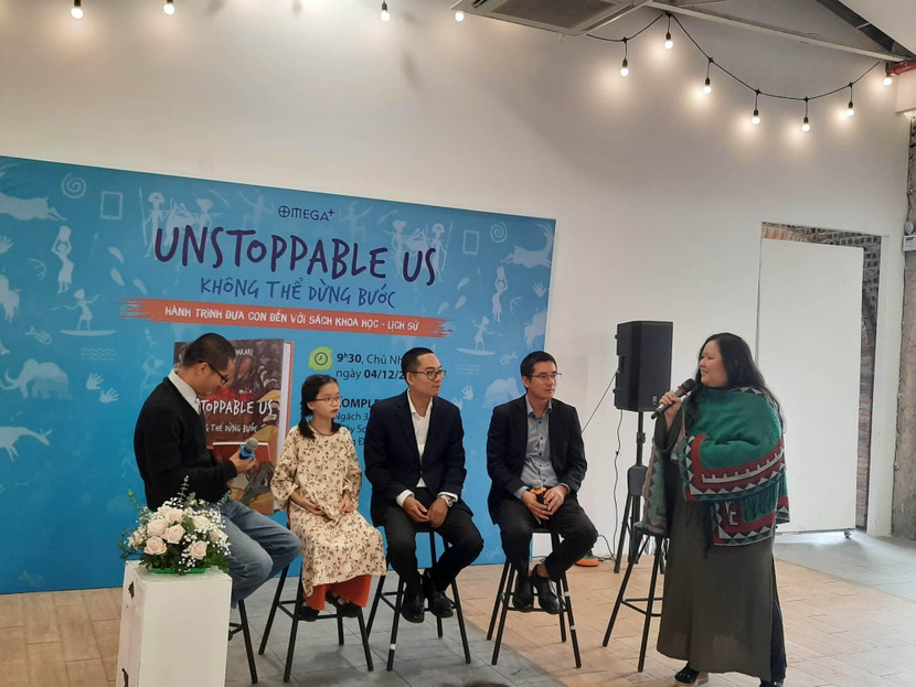 Dịch giả Lily (áo dài hoa) tại buổi ra mắt sách Dịch giả Lily (áo dài hoa) tại buổi ra mắt sách