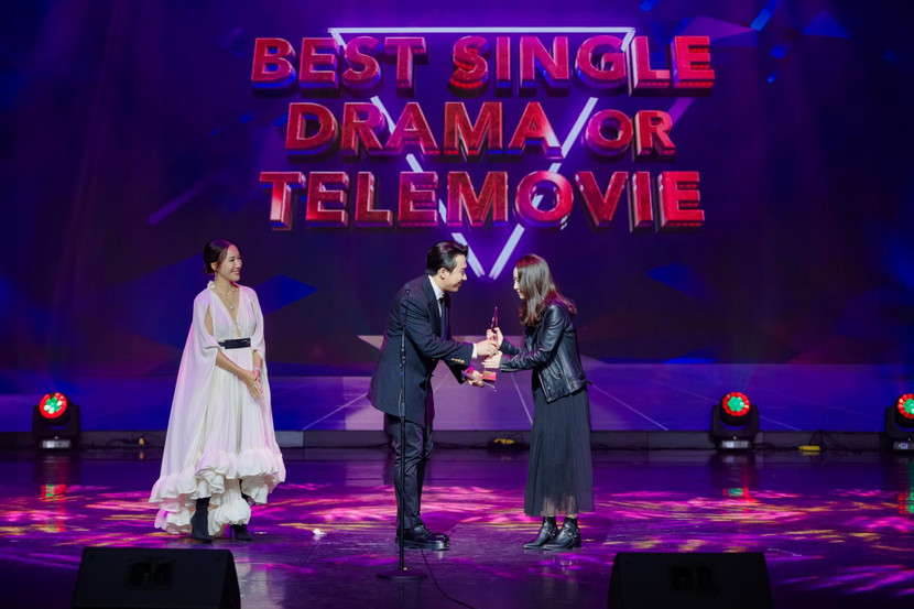 Trấn Thành cùng đại diện Hồng Kông (Trung Quốc) trao cúp cho 5 giải thưởng danh giá