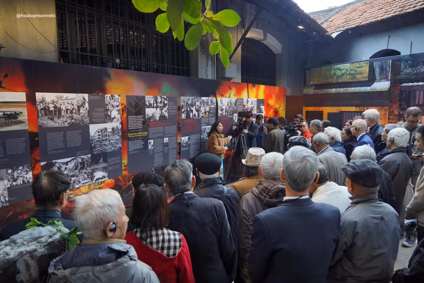 Các đại biểu tại trưng bày "Khoảng lặng" Các đại biểu tại trưng bày "Khoảng lặng"