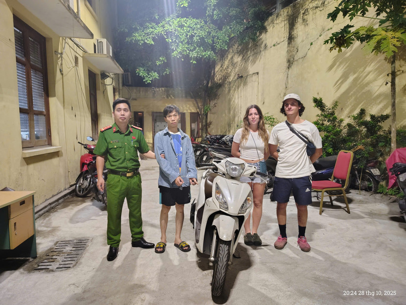 Chiếc xe máy sau gần 3 giờ bị trộm cắp đã được bàn giao lại cho chủ sở hữu là cặp đôi du khách quốc tịch Pháp