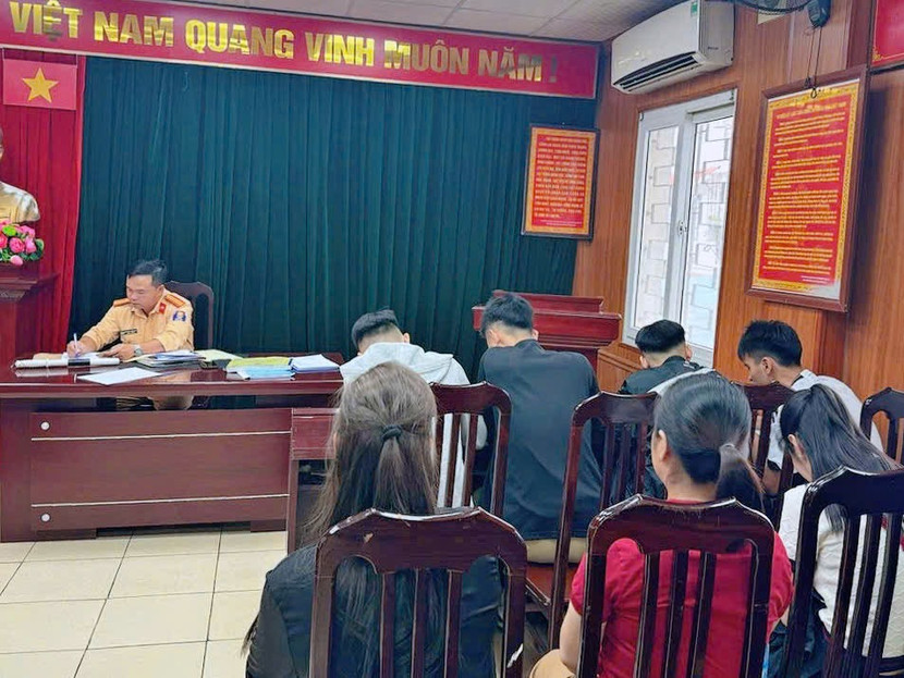 Nhóm thanh thiếu niên vi phạm cùng gia đình được mời lên làm việc