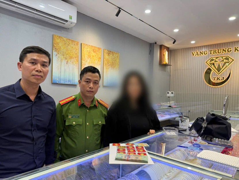 Nhờ sự cảnh giác của chủ cửa hàng vàng và tinh thần trách nhiệm của Thiếu tá Nguyễn Văn Quang, nữ sinh V.A. đã may mắn thoát &quot;bẫy lừa&quot; của tội phạm