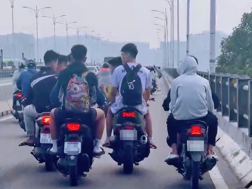 Nhóm thiếu niên "đầu trần" điều khiển xe máy chở nhau dàn hàng ngang trên cầu Vĩnh Tuy