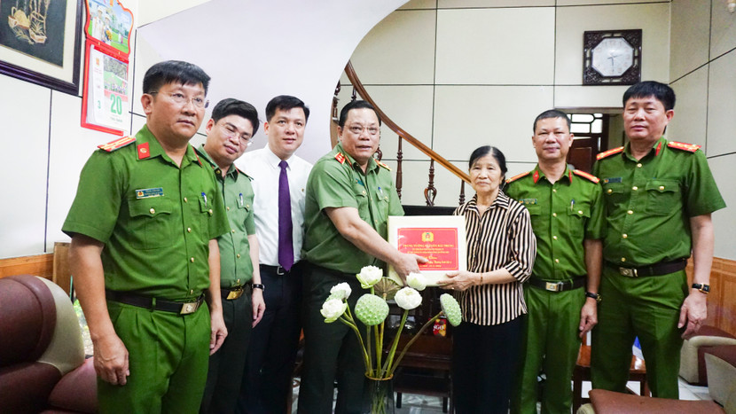 Trung tướng Nguyễn Hải Trung - Ủy viên Ban Thường vụ Thành ủy, Bí thư Đảng ủy, Giám đốc CATP Hà Nội cùng đoàn công tác Công an Hà Nội đến thăm, tặng quà thân nhân liệt sĩ Công an nhân dân vào dịp kỷ niệm 76 năm Ngày Thương binh - Liệt sĩ (27-7-1947/27-7-2023)