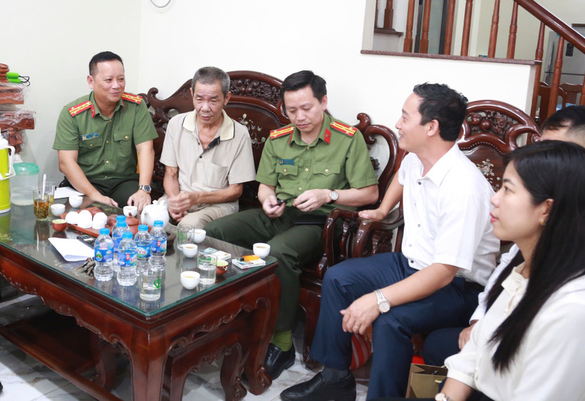 Đại tá Phạm Thanh Hùng - Phó Bí thư Đảng ủy, Phó Giám đốc CATP Hà Nội tặng quà, thăm hỏi sức khỏe thương binh Bùi Đức Việt, nguyên cán bộ CAQ Hoàng Mai