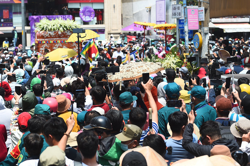 Đám đông vây kín lễ đưa tang người nổi tiếng, tranh nhau ghi lại những hình ảnh, clip để đăng tải trên mạng xã hội