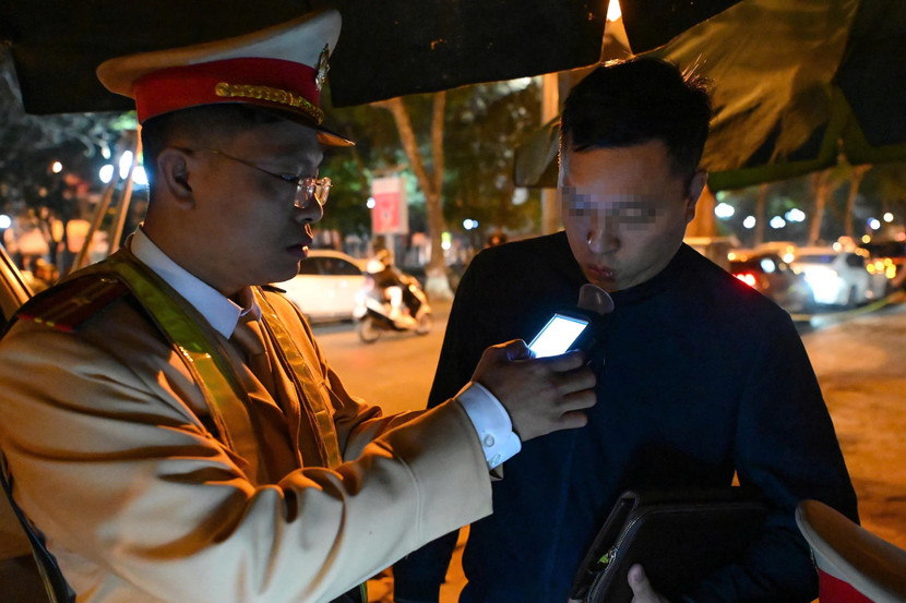 Từ nay đến cuối năm, lực lượng Cảnh sát giao thông sẽ tiếp tục đẩy mạnh, tăng cường kiểm tra, xử lý vi phạm nồng độ cồn nhằm hạn chế tai nạn giao thông do "cồn" gây ra