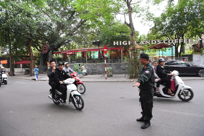 Vẫn còn nhiều trường hợp người điều khiển phương tiện không đội mũ bảo hiểm khi tham gia giao thông