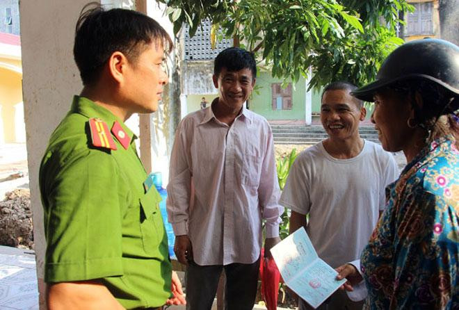 Công an xã Kim Lũ, huyện Sóc Sơn trao đổi với người dân, nắm bắt tình hình an ninh trật tự trên địa bàn Công an xã Kim Lũ, huyện Sóc Sơn trao đổi với người dân, nắm bắt tình hình an ninh trật tự trên địa bàn