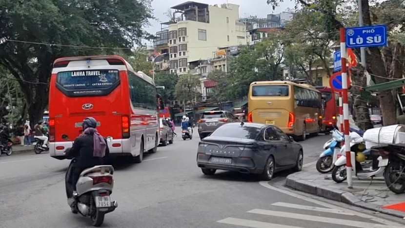 Cuối phố Lò Sũ với phố Đinh Tiên Hoàng luôn có xe 16 đến 24 chỗ dừng, đón trả khách du lịch làm che khuất tầm nhìn, có thể gây nguy cơ tai nạn giao thông Cuối phố Lò Sũ với phố Đinh Tiên Hoàng luôn có xe 16 đến 24 chỗ dừng, đón trả khách du lịch làm che khuất tầm nhìn, có thể gây nguy cơ tai nạn giao thông