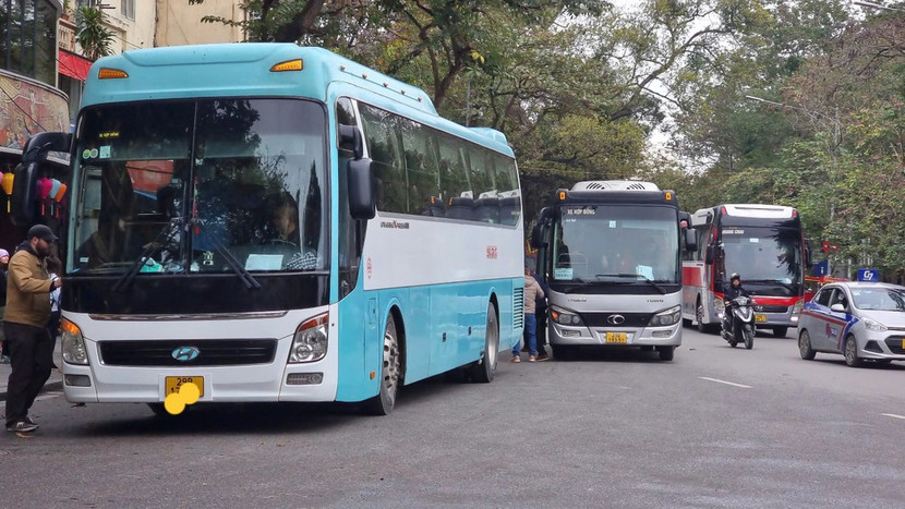 Vài ba chiếc xe ô tô 16, 24 chỗ dừng, đỗ là có thể gây ùn ứ một tuyến phố Vài ba chiếc xe ô tô 16, 24 chỗ dừng, đỗ là có thể gây ùn ứ một tuyến phố