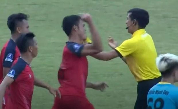 Trọng tài Trần Ngọc Nhớ bị cầu thủ hạng Nhì hành hung Trọng tài Trần Ngọc Nhớ bị cầu thủ hạng Nhì hành hung